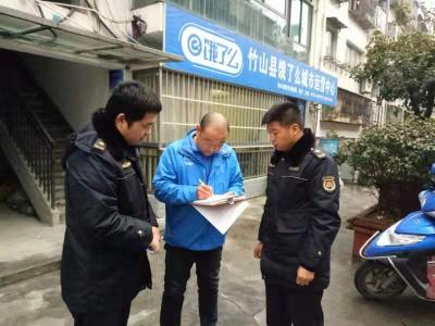 县城管执法局查处三起违规张贴小广告案件