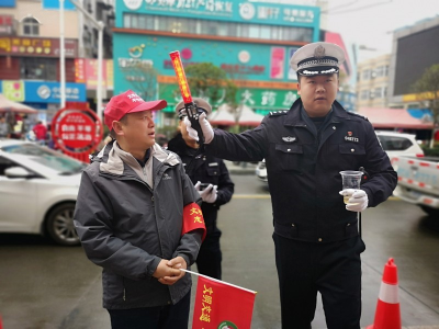 我县开展交通安全日宣传活动