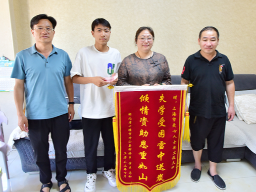 上海爱心人士徐文俊资助我县柳林乡三名特困生